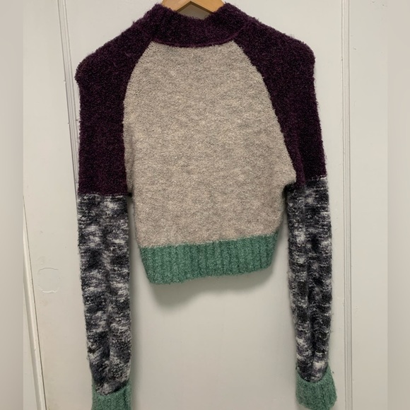 Cozy Urban Outfitters Cropped Sweater - Picture 3 of 3